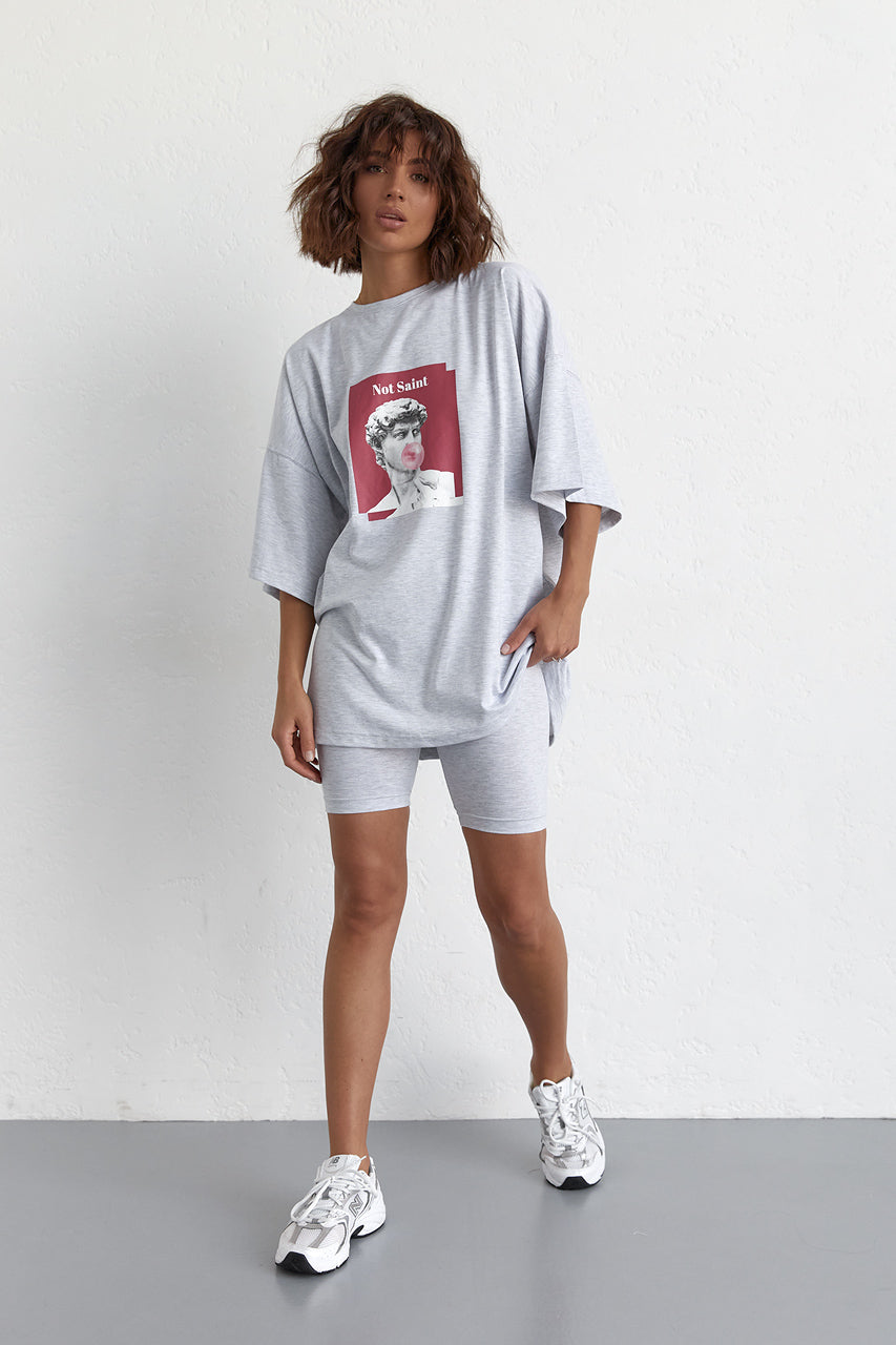 féminin costume en футболкою oversize та велосипедками