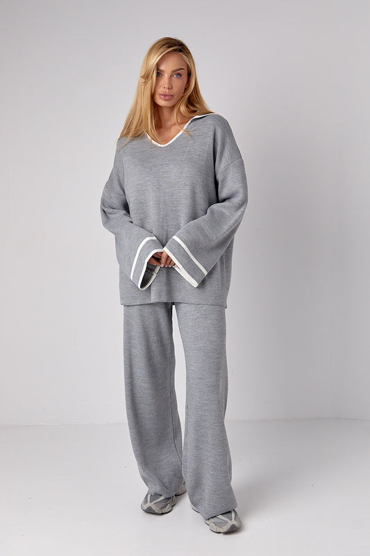 féminin costume oversize en вільними штаavecми та кофтою-поло