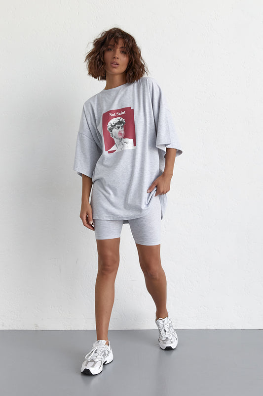 féminin costume en футболкою oversize та велосипедками